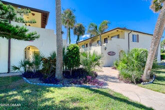 400 Oakridge Blvd in Daytona Beach, FL - Foto de edificio - Building Photo