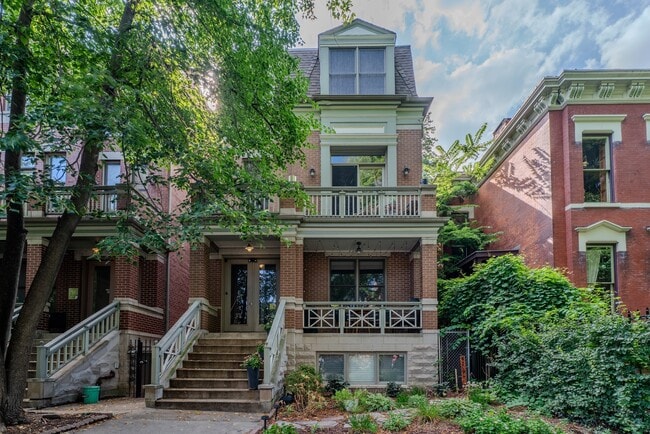 property at 1550 N Hoyne Ave