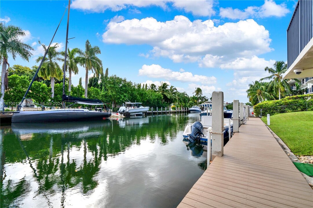 6815 Edgewater Dr, Unit 103 in Coral Gables, FL - Foto de edificio