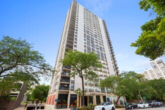 1355 N Sandburg Terrace in Chicago, IL - Building Photo - Building Photo
