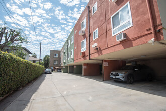 10900 Blix St in North Hollywood, CA - Foto de edificio - Building Photo