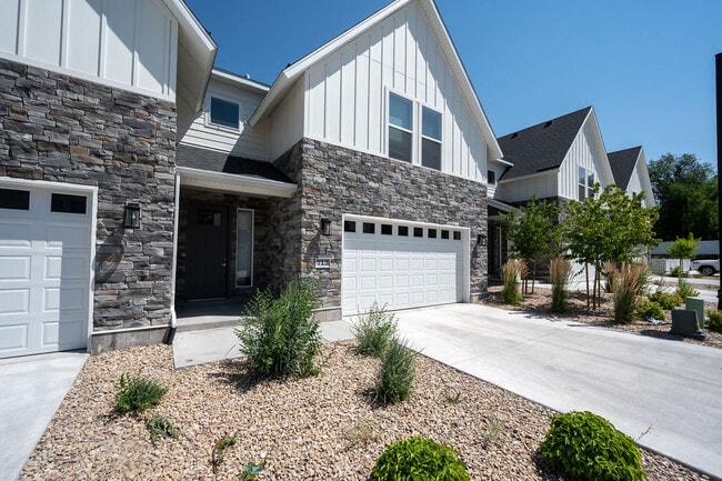 property at 735 E Zekes Ct