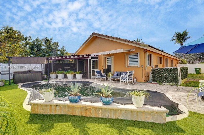 311 SW 203rd Ave in Pembroke Pines, FL - Building Photo - Building Photo