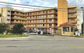 9915 W Okeechobee Rd in Hialeah Gardens, FL - Building Photo - Building Photo