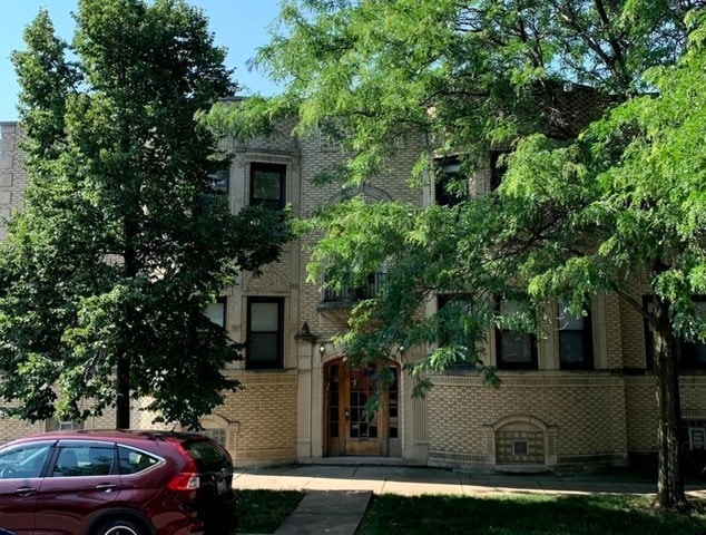 property at 2817 W Waveland Ave