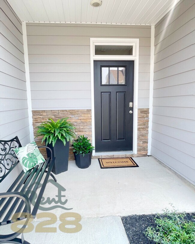 63 Creekview Rd in Hendersonville, NC - Building Photo - Building Photo
