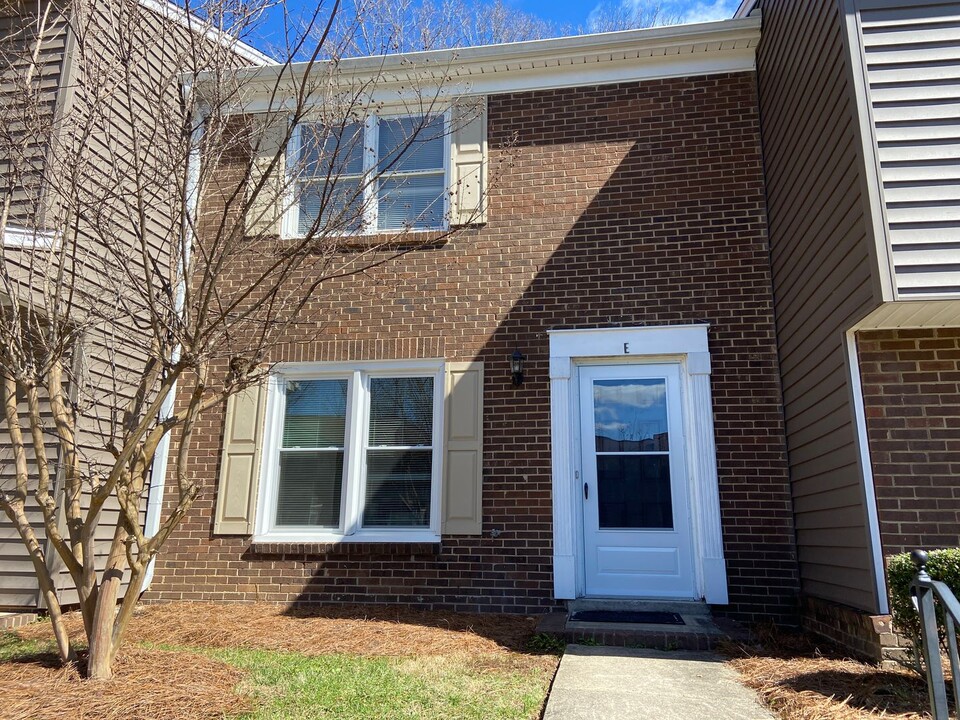 377 E Montcastle Dr in Greensboro, NC - Building Photo