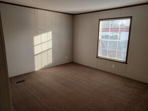 5200 Champagne Dr in Flint, MI - Building Photo - Building Photo