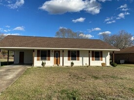 100 Belle Cir in Columbus, MS - Building Photo