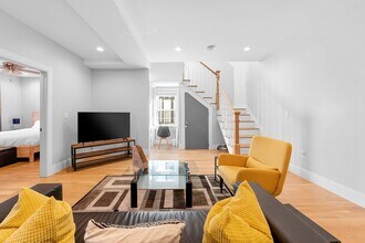 205 Mountain Ave, Unit 2 in Malden, MA - Foto de edificio - Building Photo
