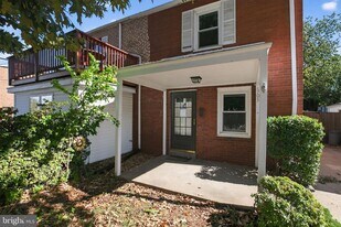 303 S Wayne St in Arlington, VA - Building Photo