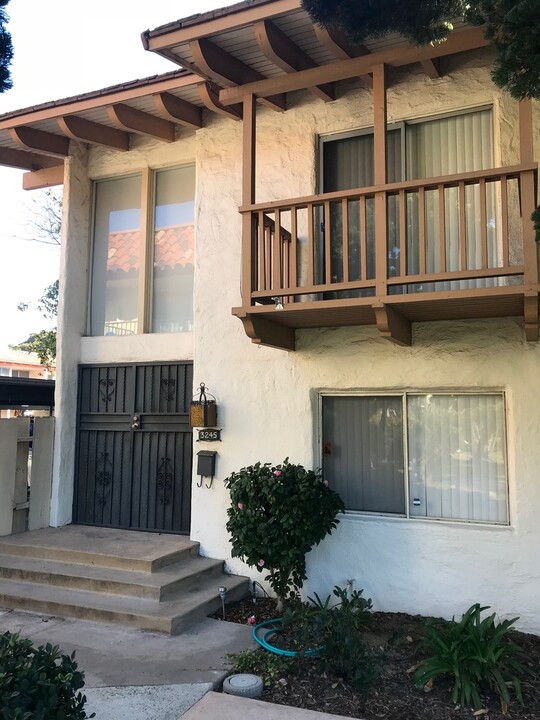 3245 Loma Riviera Dr in San Diego, CA - Foto de edificio