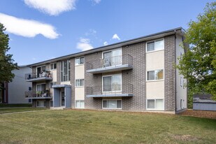 5608 42 St in Red Deer, AB - Building Photo