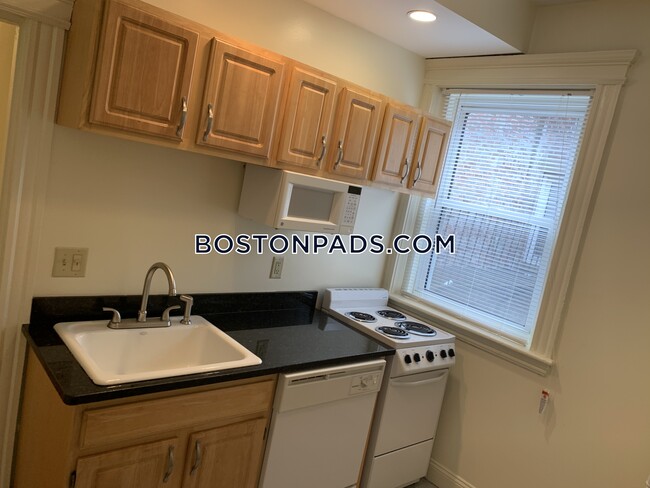 100 Queensberry St in Boston, MA - Building Photo - Building Photo