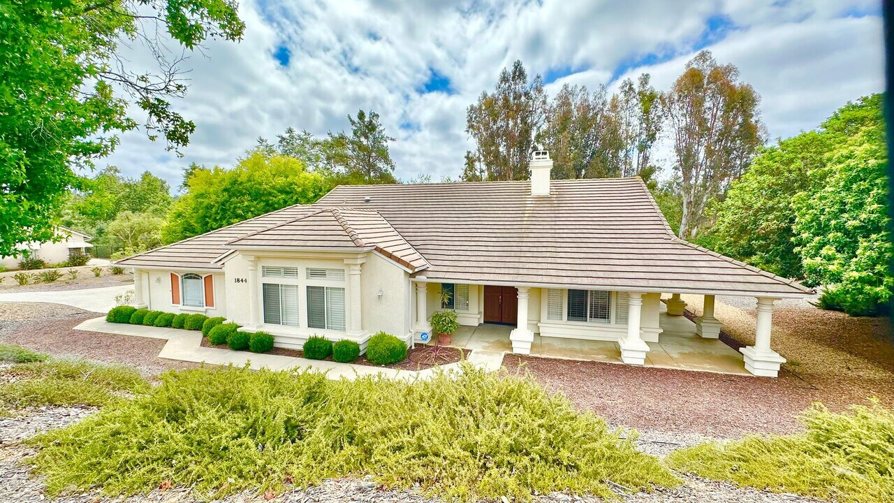 1844 Palomares Rd in Fallbrook, CA - Building Photo