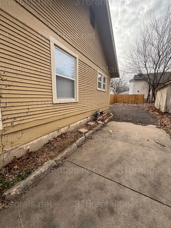 919 W 1st Ave in El Dorado, KS - Building Photo - Building Photo