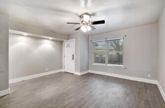 903 W Village Ln in Austin, TX - Foto de edificio - Building Photo