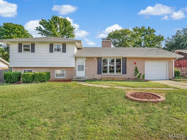 106 Dana Dr in Collinsville, IL - Building Photo