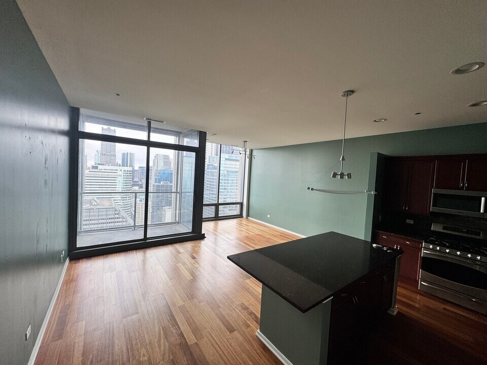 65 E Monroe St, Unit 4318 in Chicago, IL - Building Photo