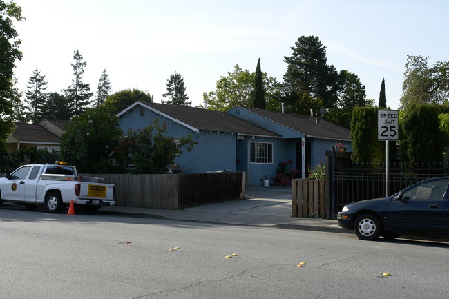 232 Semicircular Rd in Menlo Park, CA - Foto de edificio - Building Photo