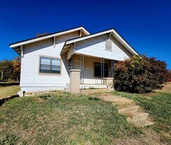 916 Arlington St in Ada, OK - Building Photo