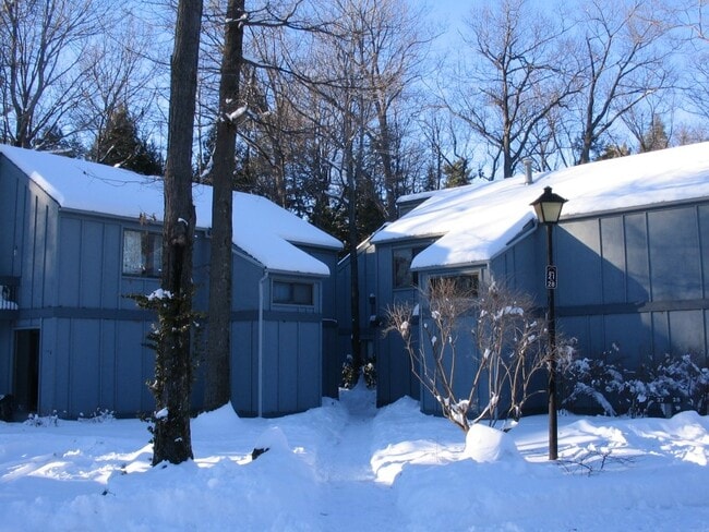 Little Eagle Bay and Little Eagle Bay Wate in Burlington, VT - Building Photo - Building Photo