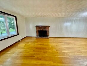 30 Flynn Rd in Stoughton, MA - Foto de edificio - Building Photo