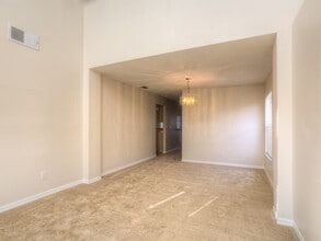 2217 Heathwood Cir in Orlando, FL - Building Photo - Building Photo