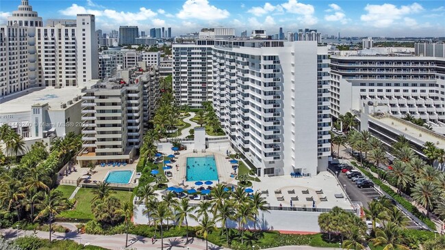 1717 Collins Ave, Unit 947 in Miami Beach, FL - Building Photo - Building Photo