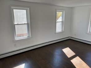 19 Chestnut St in Winchester, CT - Building Photo - Building Photo