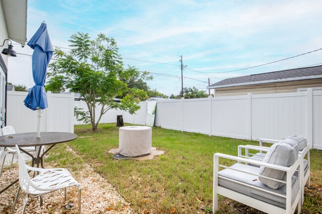 4226 5th Ave N, Unit D - Modern One Bed Oasis in St. Petersburg, FL - Building Photo - Building Photo