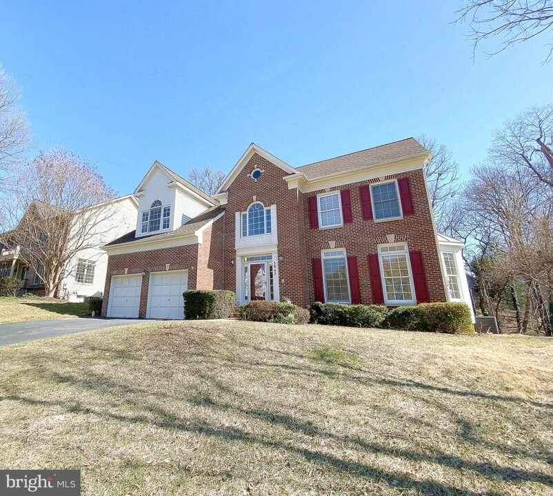 5943 Dorothy Bolton Ct in Alexandria, VA - Foto de edificio