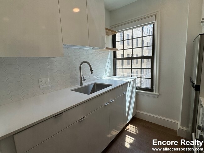 1200 Massachusetts Ave, Unit 312 in Cambridge, MA - Foto de edificio - Building Photo