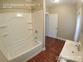 1121 Broadway Ave NW in Grand Rapids, MI - Building Photo - Building Photo