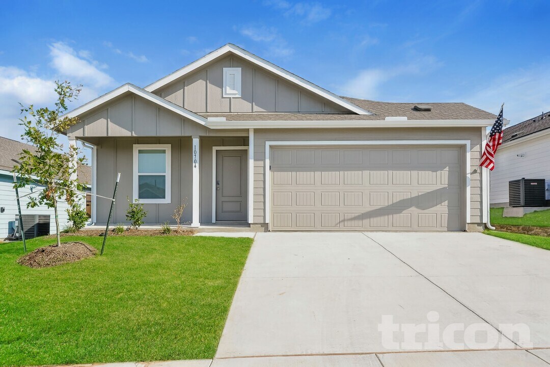 10704 Dusty Rnch Rd in Fort Worth, TX - Foto de edificio