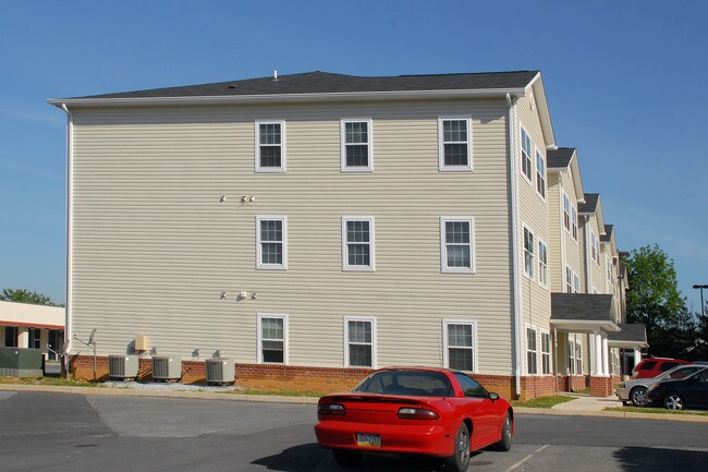Shippensburg Commons Apartments in Shippensburg, PA - Foto de edificio - Building Photo