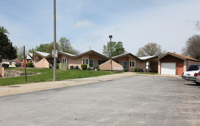 Welborn Villa in Kansas City, KS - Building Photo - Building Photo