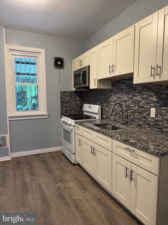 property at 2013 E Monmouth St