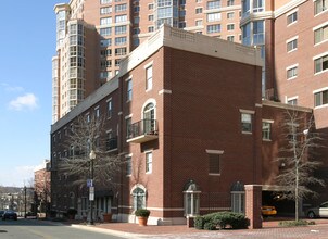 Carlyle Towers in Alexandria, VA - Foto de edificio - Building Photo