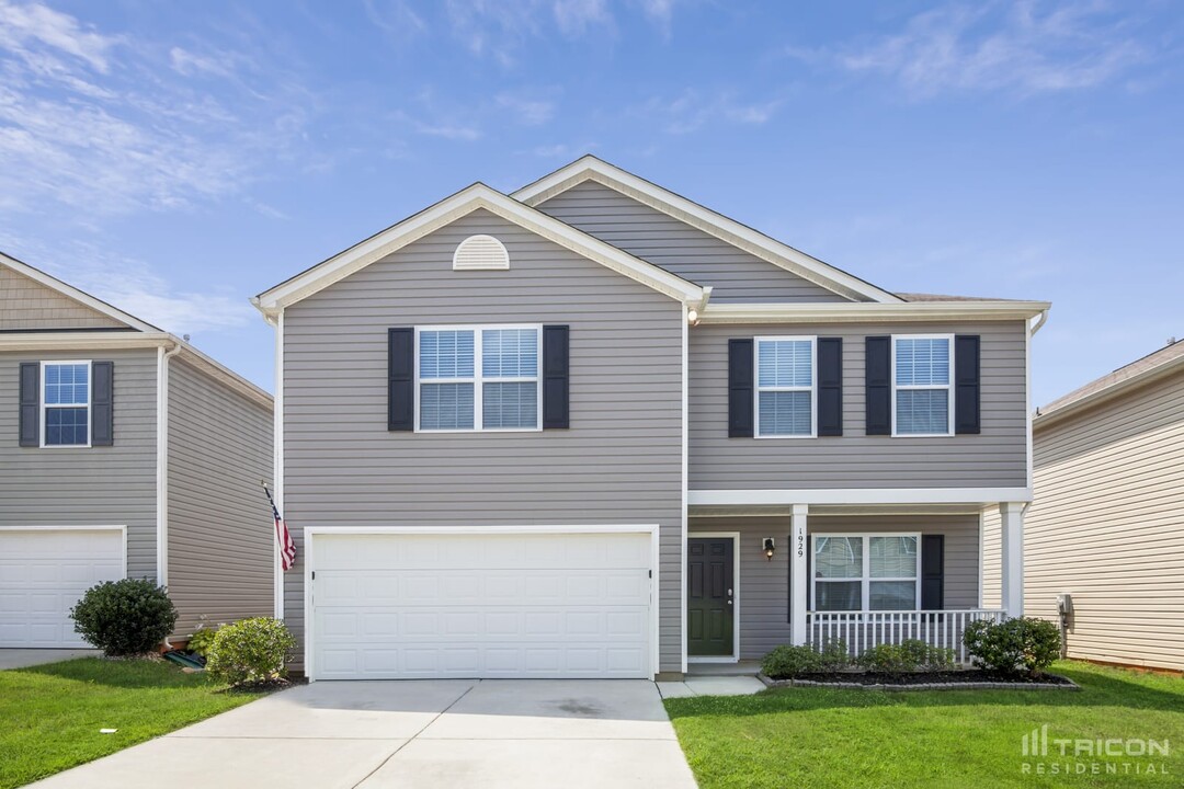 1929 Windy Willow Ln in Dallas, NC - Building Photo