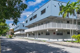 La Estancia Apartments in Oakland Park, FL - Building Photo