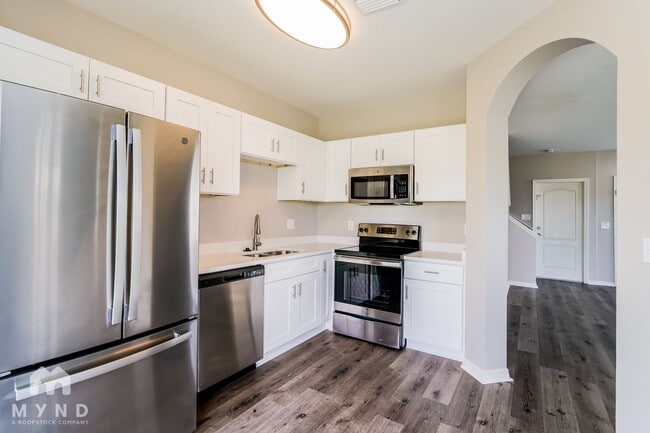 8162 Canterbury Lake Blvd in Tampa, FL - Foto de edificio - Building Photo