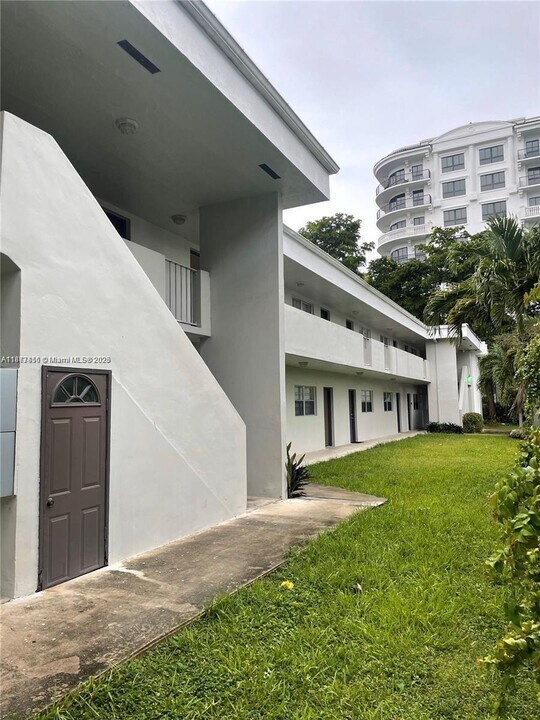 8075 SW 73rd Ave in Miami, FL - Building Photo
