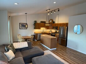 583 Ocean Point Dr in Anchorage, AK - Building Photo