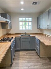 10713 Irma Ave in Tujunga, CA - Foto de edificio - Building Photo