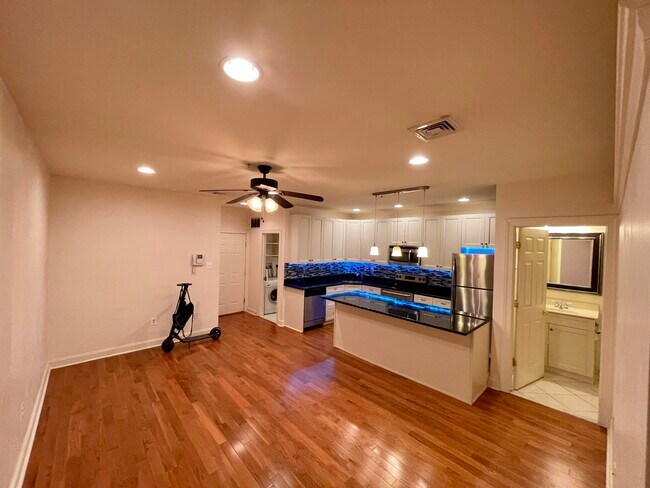 6 Strawberry St, Unit 2 in Philadelphia, PA - Building Photo - Building Photo