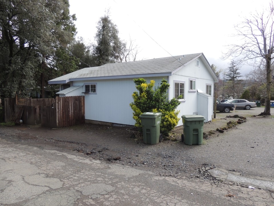 13760 Lakeshore Dr in Clearlake, CA - Building Photo