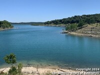 912 Irene Dr in Canyon Lake, TX - Foto de edificio - Building Photo