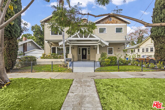 1009 Manzanita St in Los Angeles, CA - Foto de edificio - Building Photo