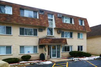 Briar Court Condominiums in Des Plaines, IL - Building Photo - Building Photo